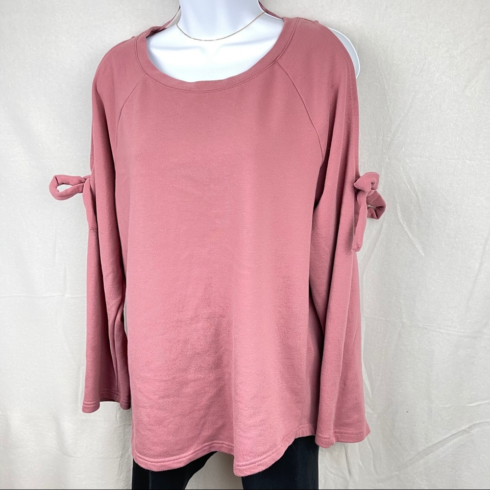 Cable and Gauge Pink Cold Shoulder Bow Sweatshirt